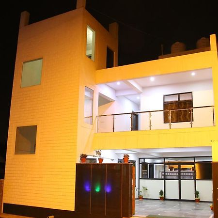 Hotel Taj Niwas Агра Экстерьер фото
